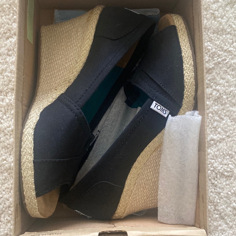 Tom’s canvas wedge